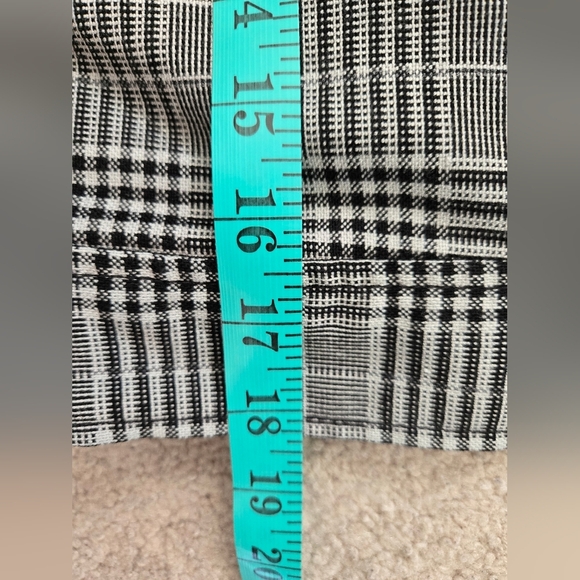GUESS Plaid black & white cropped Jacket. Size small - Picture 10 of 10